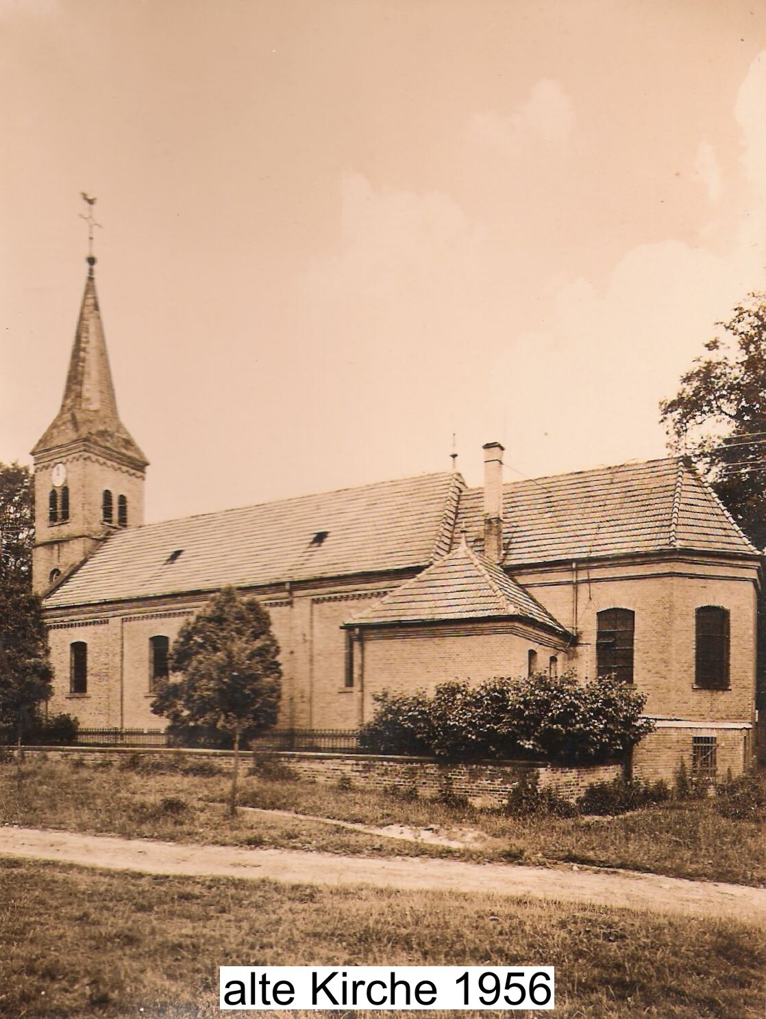 alte Kirche 1956 außen.jpg